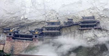 千年古廟峭壁中懸空1500年,數十根筷子似的木柱支撐