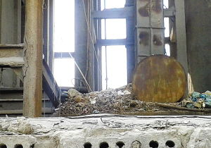 廢舊廠房內處置醫療廢品